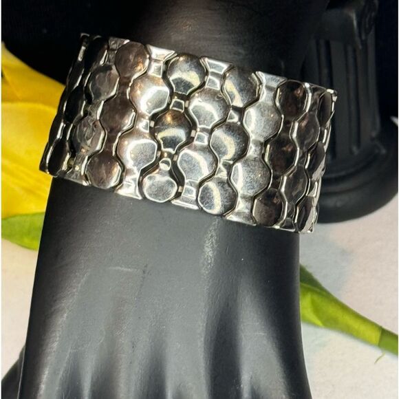 NWOT Black and Silver Honeycomb Stretch Bracelet - Picture 3 of 8